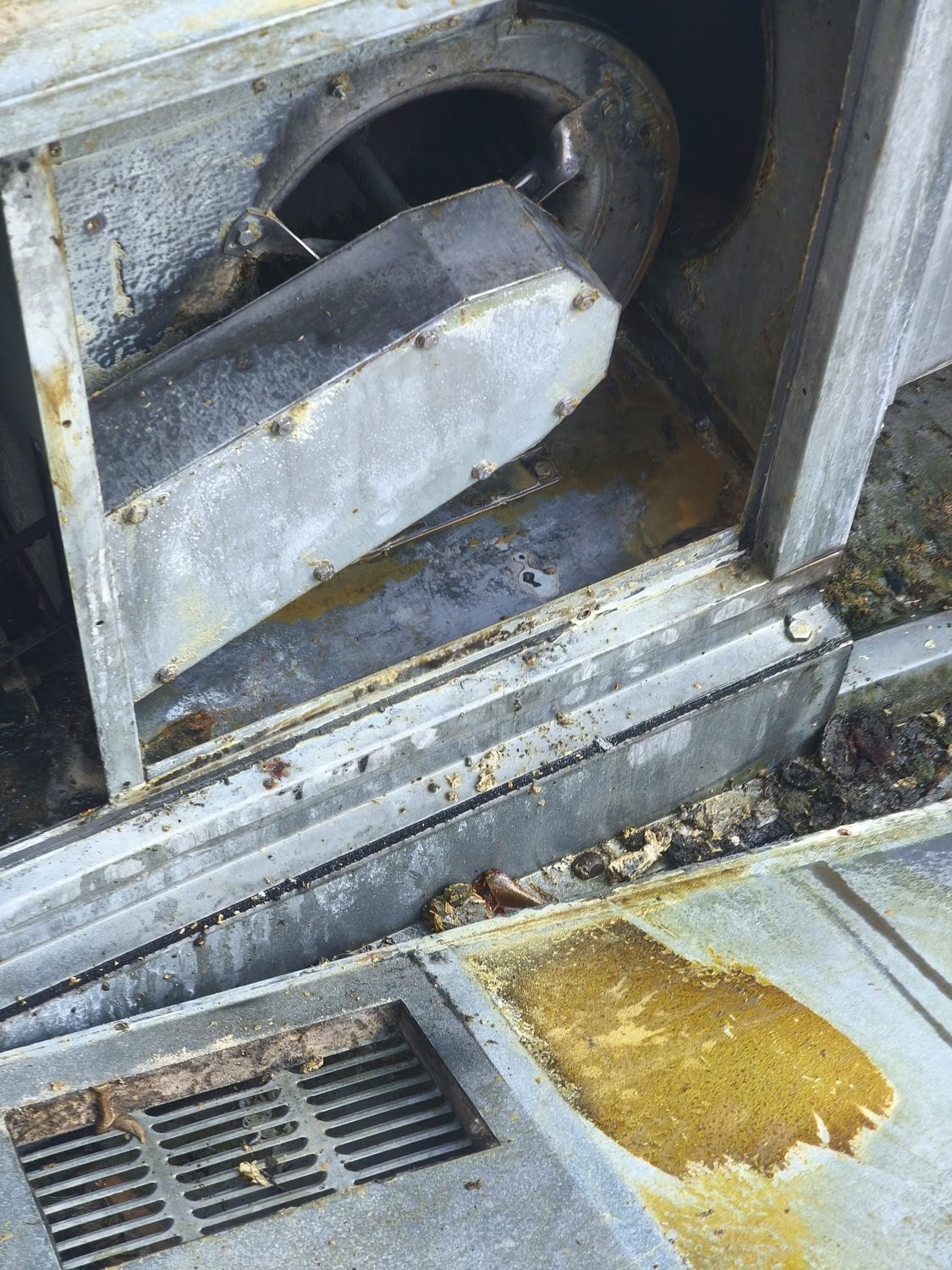 Caisson moteur d'extraction gras avant intervention