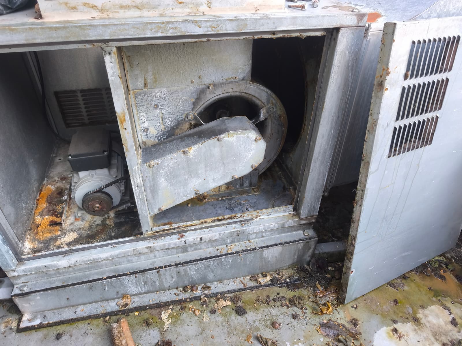 Caisson moteur en toiture après nettoyage par Orixium