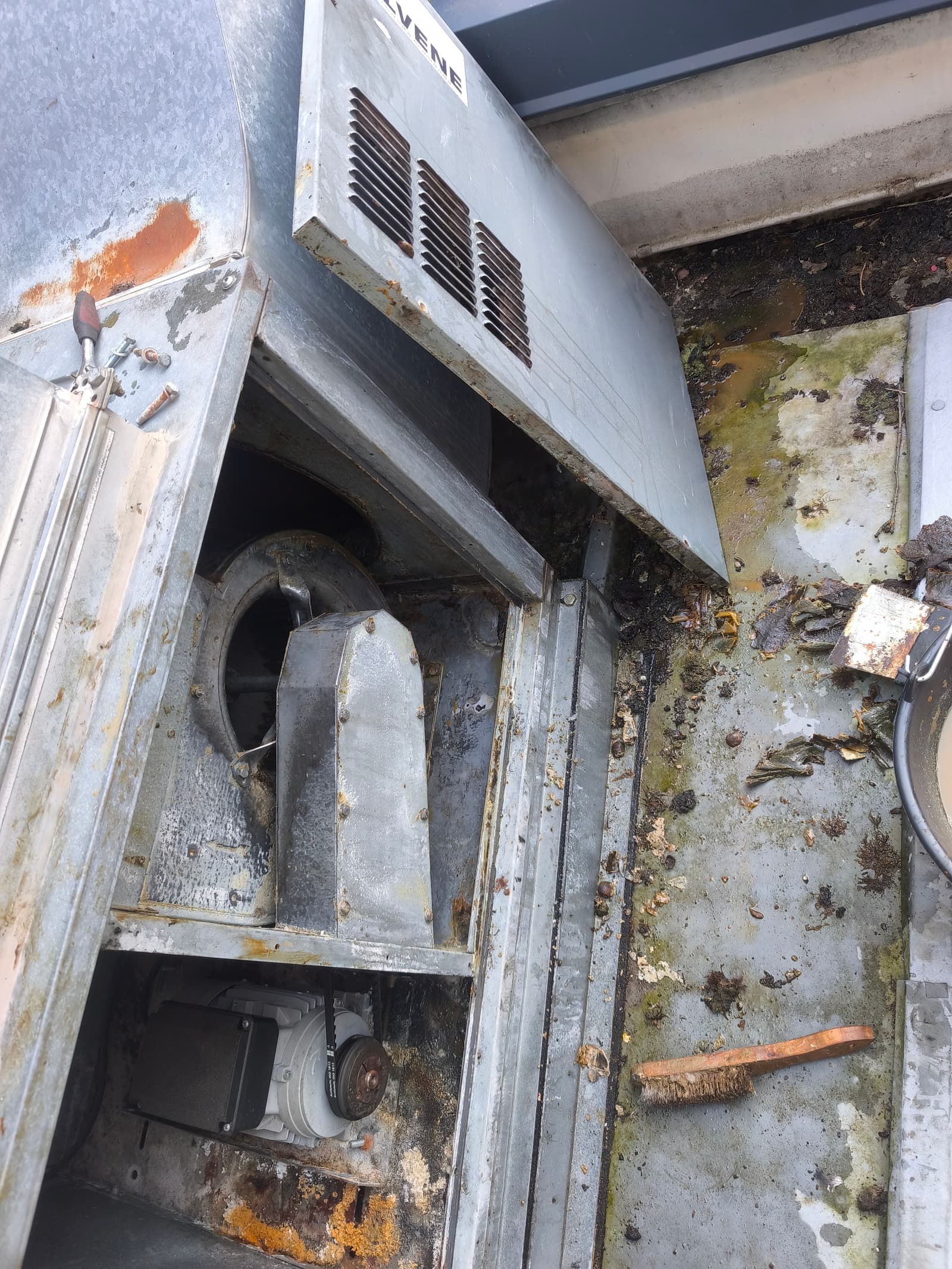 Caisson moteur d'extraction en toiture ouvert pour nettoyage