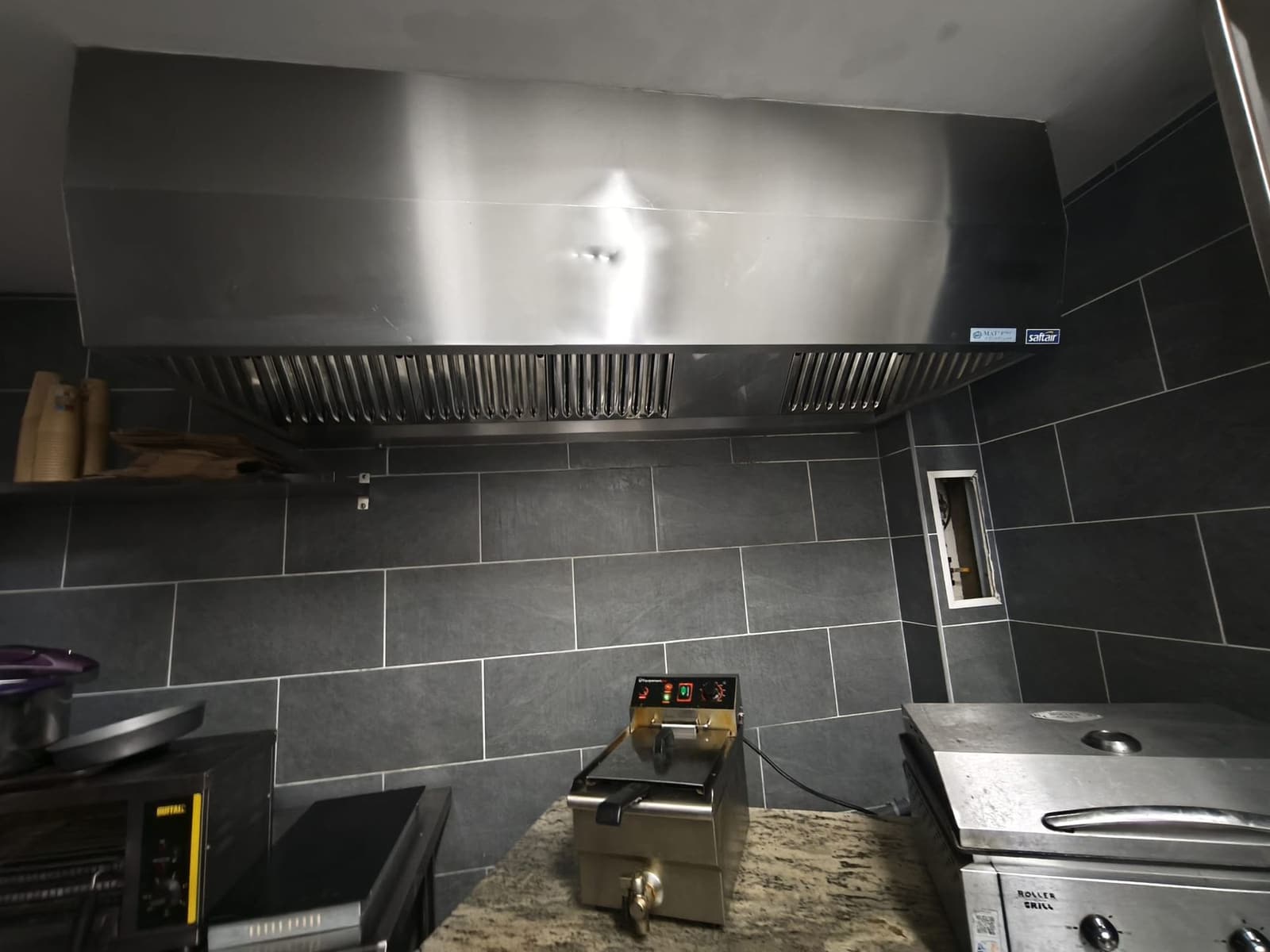 Hotte de cuisine professionnelle nettoyée par Orixium dans le Loiret