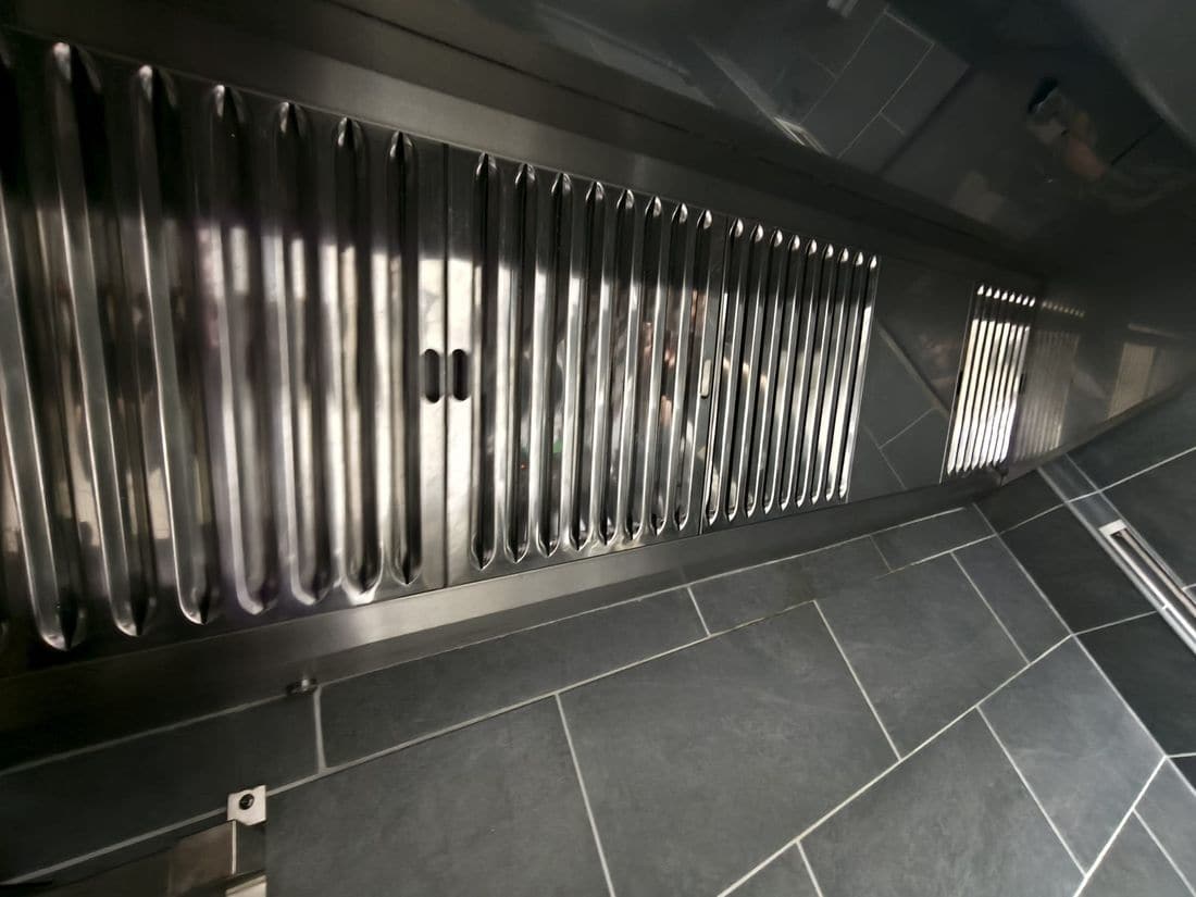 Hotte et filtres à chicanes inox nettoyés dans un restaurant du Loiret