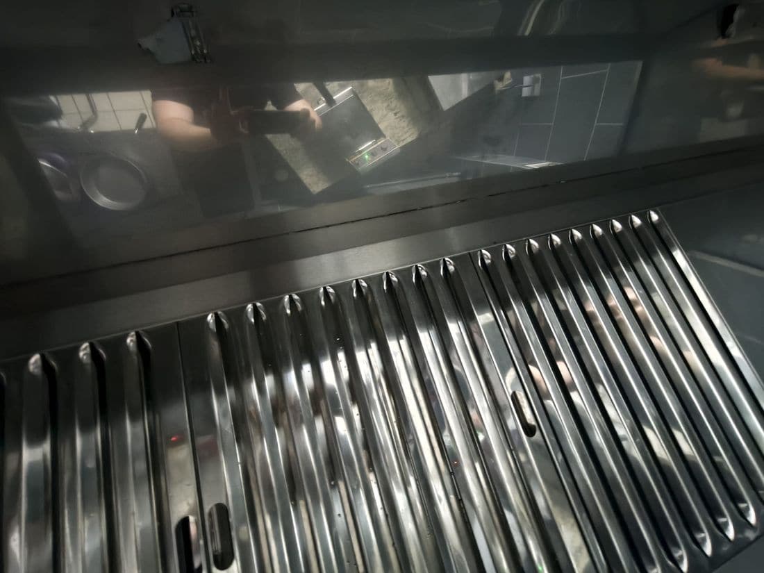 Filtres de hotte de restaurant brillants après trempage