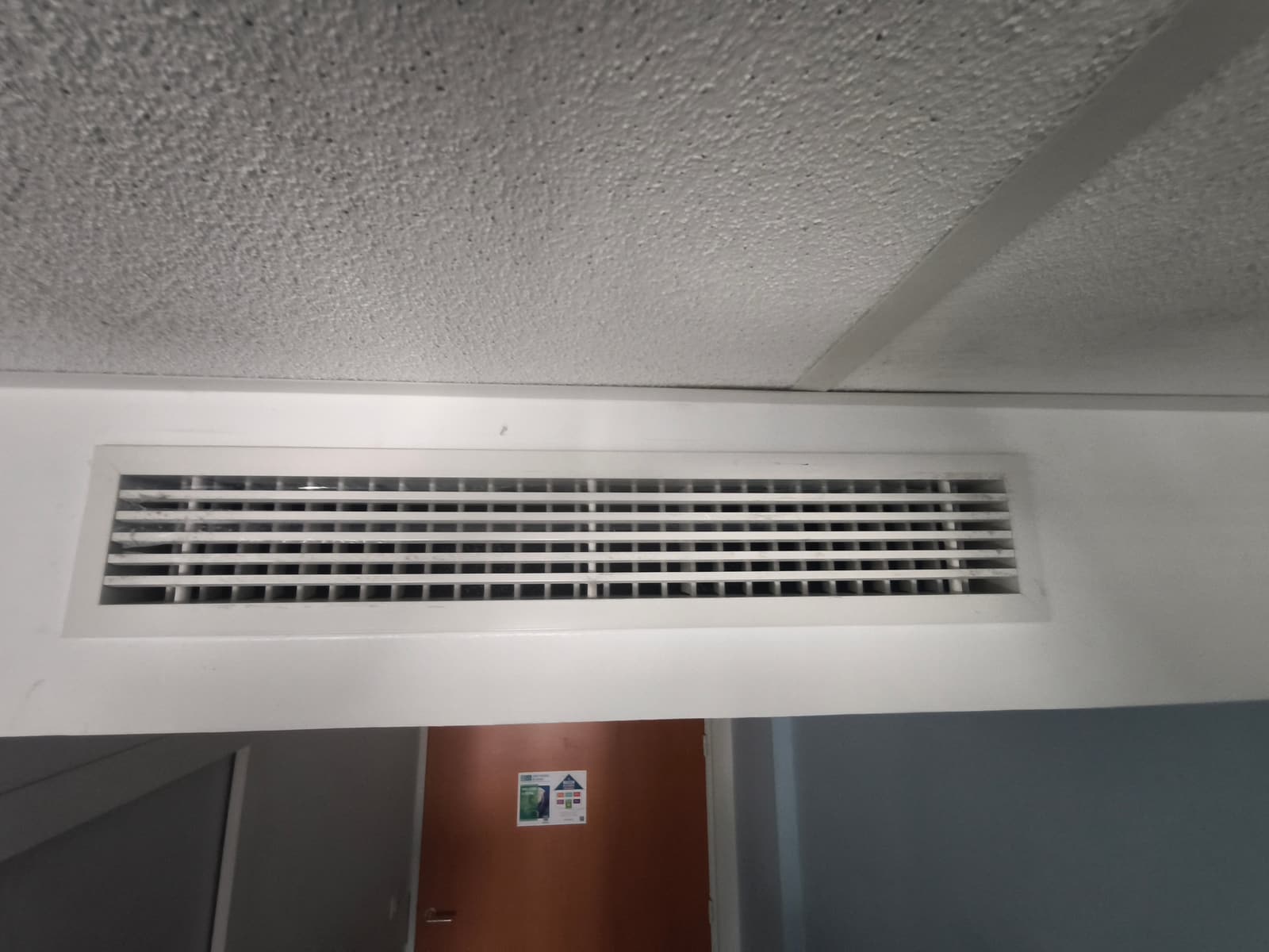 Grille de ventilation encrassée avant nettoyage par Orixium